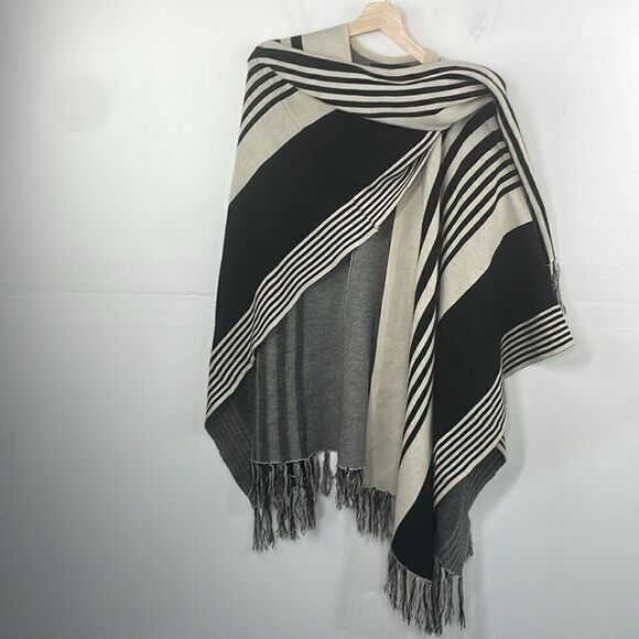H&M Graded Poncho Sweater Shawl with Fringe size S/M - Picture 5 of 10